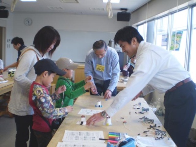 写真4：完成したおもちゃで遊んでいる様子